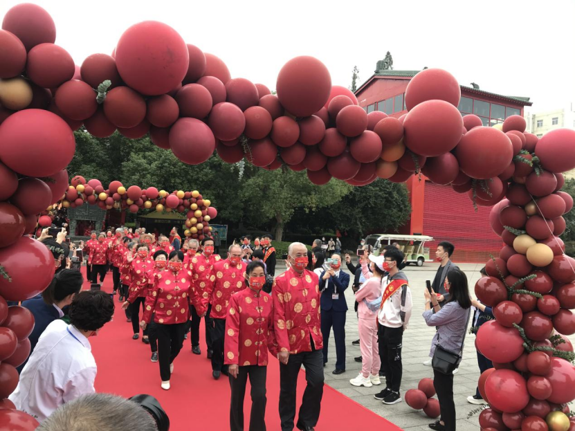 滕王阁下庆金婚,廉洁家风代代传.jpg