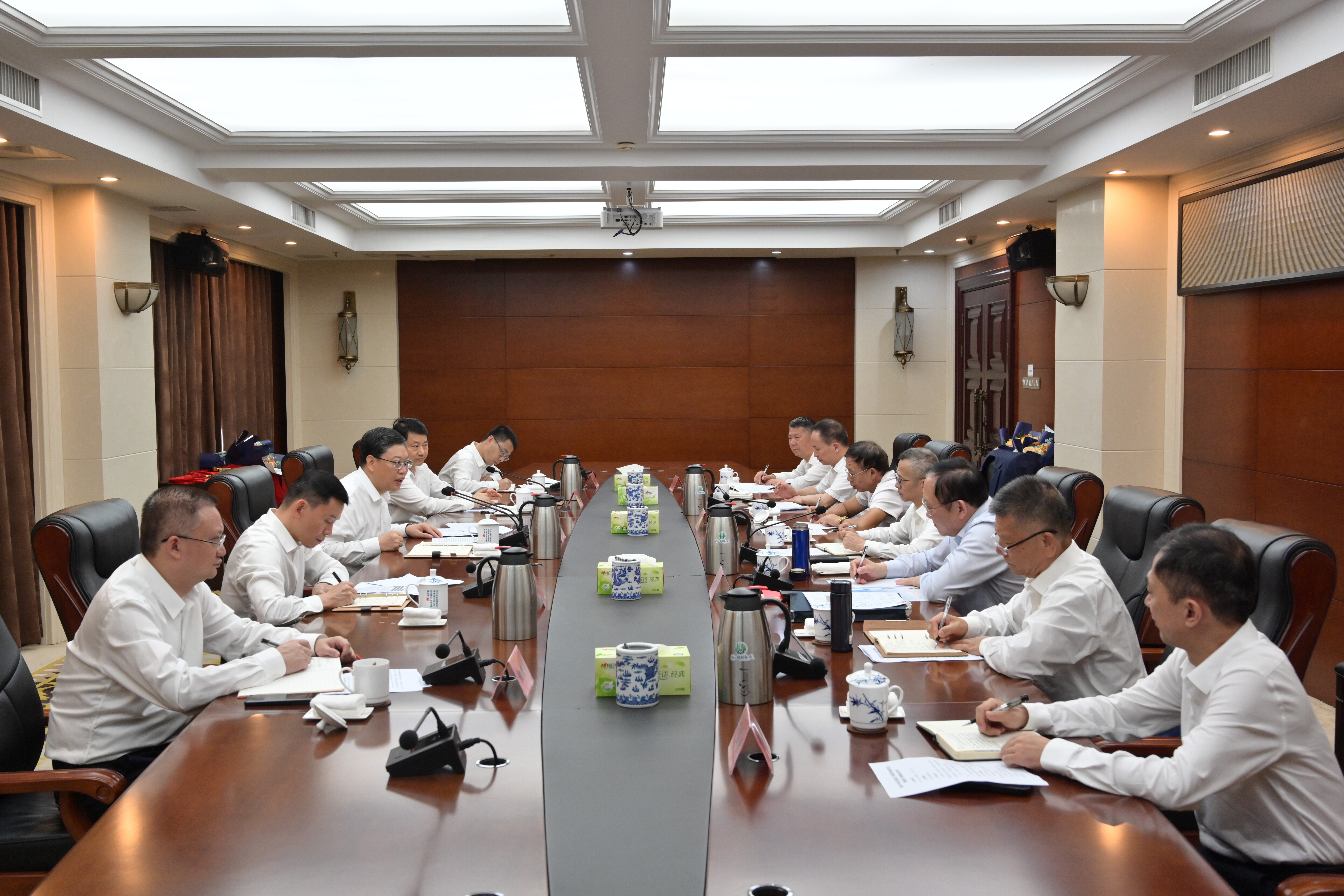 市纪委监委2026年干部荣誉退休仪式暨退休干部座谈会召开