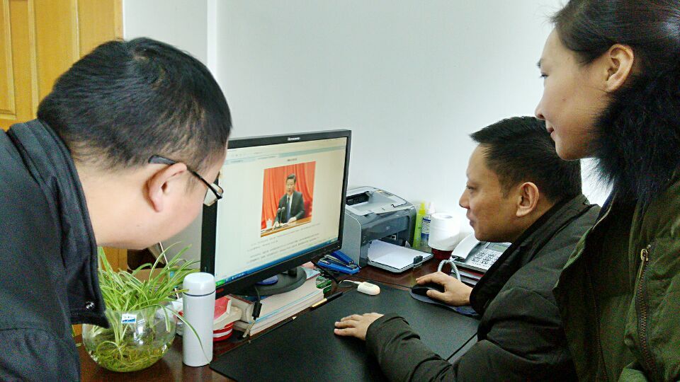图为西湖区纪委干部通过网络集中学习讲话精神.jpg